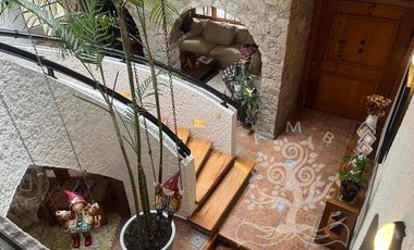 ¡IMPECABLE E ILUMINADA RESIDENCIA ESTILO MEXICANO MODERNO EN LOMA DE VALLE ESCONDIDO!