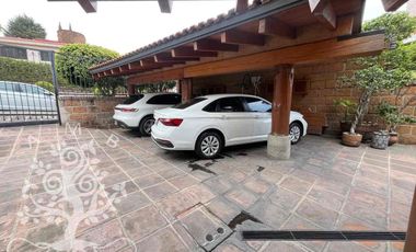 ¡IMPECABLE E ILUMINADA RESIDENCIA ESTILO MEXICANO MODERNO EN LOMA DE VALLE ESCONDIDO!