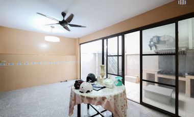This village is next to the university, spacious land, prime location! For sale: 3-storey townhouse in Mooban Phibun