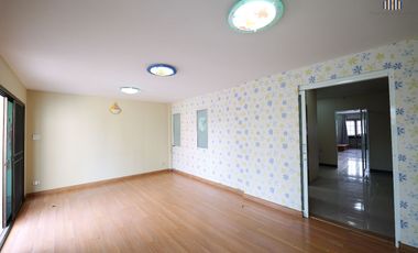 This village is next to the university, spacious land, prime location! For sale: 3-storey townhouse in Mooban Phibun