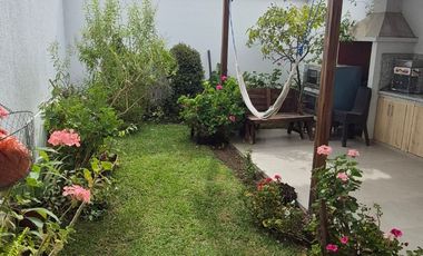 CASA CON AREA VERDE Y ZONA BBQ  CUENCA