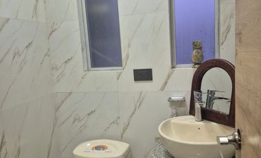 CASA CON AREA VERDE Y ZONA BBQ  CUENCA