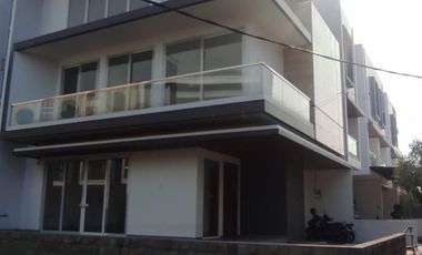 Rumah Baru Posisi Hook Taman Surya Jakarta Barat