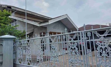 RUMAH 2 LANTAI SEMI FURNISH DI KOMPLEK ELIT ONE GATE SYSTEM – 24H SECURITY – LOKASI STRATEGIS TENGAH KOTA – BEBAS BANJIR