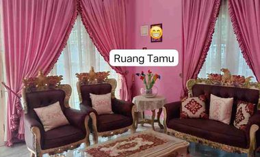 RUMAH 2 LANTAI SEMI FURNISH DI KOMPLEK ELIT ONE GATE SYSTEM – 24H SECURITY – LOKASI STRATEGIS TENGAH KOTA – BEBAS BANJIR