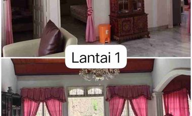 RUMAH 2 LANTAI SEMI FURNISH DI KOMPLEK ELIT ONE GATE SYSTEM – 24H SECURITY – LOKASI STRATEGIS TENGAH KOTA – BEBAS BANJIR