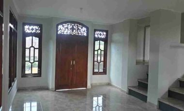 Di Jual Murah Rumah semi villa yang berlokasi di Desa Kayu Putih Sukasada Buleleng

Selling Point:

5 menit menuju Pantai Lovina 

15 menit menuju Krisna Fantastik Land

30 menit menuju Kota Singaraja

Spesifikasi :

Luas Tanah 900m²

Luas Bangunan 285m²

1 Kamar Tidur 

1 Toilet 

Ruang keluarga 

Ruang tamu

Garage 1 carport

Rooftop

View pantai dan pegunungan 

Akses jalan lebar 5 meter

Rumah hadap Timur

SHM

Kondisi bangunan baru servis

Harga 1,6M Nego