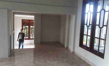 Di Jual Murah Rumah semi villa yang berlokasi di Desa Kayu Putih Sukasada Buleleng

Selling Point:

5 menit menuju Pantai Lovina 

15 menit menuju Krisna Fantastik Land

30 menit menuju Kota Singaraja

Spesifikasi :

Luas Tanah 900m²

Luas Bangunan 285m²

1 Kamar Tidur 

1 Toilet 

Ruang keluarga 

Ruang tamu

Garage 1 carport

Rooftop

View pantai dan pegunungan 

Akses jalan lebar 5 meter

Rumah hadap Timur

SHM

Kondisi bangunan baru servis

Harga 1,6M Nego