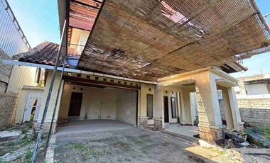 🏡 FOR SALE – Rumah Strategis di Jalan Utama Pidada, Ubung Denpasar

Cari rumah dengan lokasi strategis dan akses mudah di pusat Denpasar?
Inilah jawabannya! 🚀

📍 Lokasi: Jl. Pidada III No.28, Ubung, Denpasar Utara – tepat di pinggir jalan utama, sangat cocok untuk hunian maupun usaha.

Spesifikasi:

Luas Tanah: 349 m²
Luas Bangunan: 291 m²
4 Kamar Tidur
3 Kamar Mandi/Toilet
1 Carport
Gudang penyimpanan
Hadap Selatan

Legalitas: Sertifikat Hak Milik (SHM) 

Keunggulan:

- Lokasi strategis & komersial potensial dijadikan rumah tinggal, kantor, atau usaha
- Struktur bangunan masih kokoh & terawat
- Dekat pusat kota Denpasar
- Akses mudah ke sekolah, pasar, perkantoran, dan fasilitas umum lainnya

Harga: Rp 4,150 M (Nego)