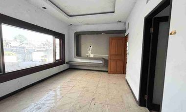 🏡 FOR SALE – Rumah Strategis di Jalan Utama Pidada, Ubung Denpasar

Cari rumah dengan lokasi strategis dan akses mudah di pusat Denpasar?
Inilah jawabannya! 🚀

📍 Lokasi: Jl. Pidada III No.28, Ubung, Denpasar Utara – tepat di pinggir jalan utama, sangat cocok untuk hunian maupun usaha.

Spesifikasi:

Luas Tanah: 349 m²
Luas Bangunan: 291 m²
4 Kamar Tidur
3 Kamar Mandi/Toilet
1 Carport
Gudang penyimpanan
Hadap Selatan

Legalitas: Sertifikat Hak Milik (SHM) 

Keunggulan:

- Lokasi strategis & komersial potensial dijadikan rumah tinggal, kantor, atau usaha
- Struktur bangunan masih kokoh & terawat
- Dekat pusat kota Denpasar
- Akses mudah ke sekolah, pasar, perkantoran, dan fasilitas umum lainnya

Harga: Rp 4,150 M (Nego)