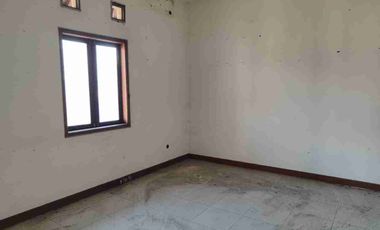 🏡 FOR SALE – Rumah Strategis di Jalan Utama Pidada, Ubung Denpasar

Cari rumah dengan lokasi strategis dan akses mudah di pusat Denpasar?
Inilah jawabannya! 🚀

📍 Lokasi: Jl. Pidada III No.28, Ubung, Denpasar Utara – tepat di pinggir jalan utama, sangat cocok untuk hunian maupun usaha.

Spesifikasi:

Luas Tanah: 349 m²
Luas Bangunan: 291 m²
4 Kamar Tidur
3 Kamar Mandi/Toilet
1 Carport
Gudang penyimpanan
Hadap Selatan

Legalitas: Sertifikat Hak Milik (SHM) 

Keunggulan:

- Lokasi strategis & komersial potensial dijadikan rumah tinggal, kantor, atau usaha
- Struktur bangunan masih kokoh & terawat
- Dekat pusat kota Denpasar
- Akses mudah ke sekolah, pasar, perkantoran, dan fasilitas umum lainnya

Harga: Rp 4,150 M (Nego)