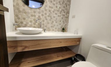 Suite penthouse amoblada en renta en Cuenca – Av. 12 de Octubre, vista a montañas y parqueadero