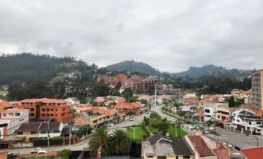 Suite penthouse amoblada en renta en Cuenca – Av. 12 de Octubre, vista a montañas y parqueadero
