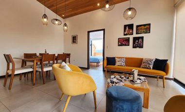 Suite penthouse amoblada en renta en Cuenca – Av. 12 de Octubre, vista a montañas y parqueadero