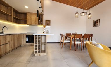 Suite penthouse amoblada en renta en Cuenca – Av. 12 de Octubre, vista a montañas y parqueadero