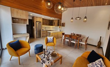 Suite penthouse amoblada en renta en Cuenca – Av. 12 de Octubre, vista a montañas y parqueadero