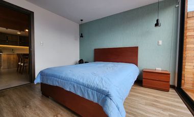 Suite penthouse amoblada en renta en Cuenca – Av. 12 de Octubre, vista a montañas y parqueadero