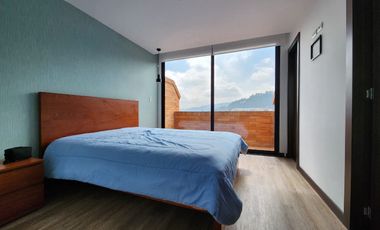 Suite penthouse amoblada en renta en Cuenca – Av. 12 de Octubre, vista a montañas y parqueadero