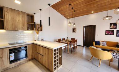 Suite penthouse amoblada en renta en Cuenca – Av. 12 de Octubre, vista a montañas y parqueadero