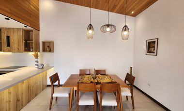 Suite penthouse amoblada en renta en Cuenca – Av. 12 de Octubre, vista a montañas y parqueadero