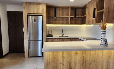 Suite penthouse amoblada en renta en Cuenca – Av. 12 de Octubre, vista a montañas y parqueadero