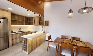 Suite penthouse amoblada en renta en Cuenca – Av. 12 de Octubre, vista a montañas y parqueadero