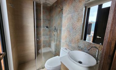 Suite penthouse amoblada en renta en Cuenca – Av. 12 de Octubre, vista a montañas y parqueadero