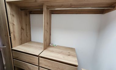 Suite penthouse amoblada en renta en Cuenca – Av. 12 de Octubre, vista a montañas y parqueadero