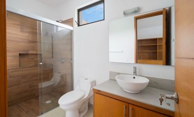 Casa sola, buena ubicacion, casi nueva, conocela!