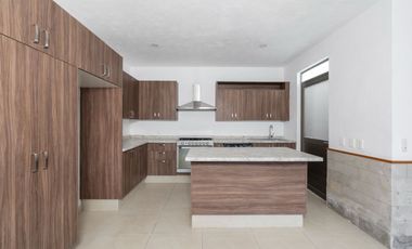 Casa sola, buena ubicacion, casi nueva, conocela!