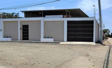 Propiedad por el redondel del aeropuerto - Manta