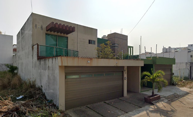 Casa de 2 niveles con terreno de 160m2 en Paraiso Coatzacoalcos