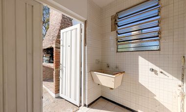 DEPOSITO Y OFICINAS - PH DE 3 DORMITORIOS - TERRAZA - COCHERAS - REPUBLICA DE LA SEXTA