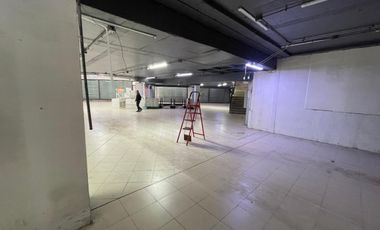 ARRIENDO  Local comercial de 1.690 m2 en 3 pisos, Metro V. Mackenna