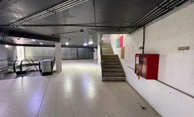 ARRIENDO  Local comercial de 1.690 m2 en 3 pisos, Metro V. Mackenna