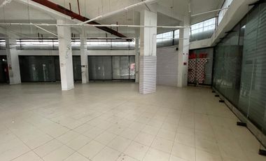 ARRIENDO  Local comercial de 1.690 m2 en 3 pisos, Metro V. Mackenna