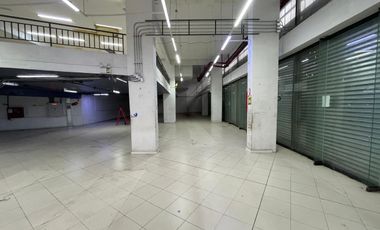 ARRIENDO  Local comercial de 1.690 m2 en 3 pisos, Metro V. Mackenna