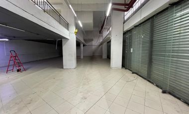 ARRIENDO  Local comercial de 1.690 m2 en 3 pisos, Metro V. Mackenna