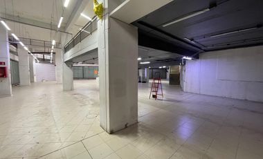 ARRIENDO  Local comercial de 1.690 m2 en 3 pisos, Metro V. Mackenna