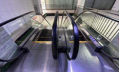 ARRIENDO  Local comercial de 1.690 m2 en 3 pisos, Metro V. Mackenna