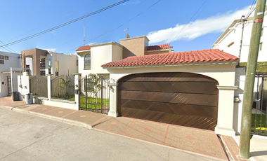 Espectacular Casa de 2 niveles sobre un amplio terreno con Alberca