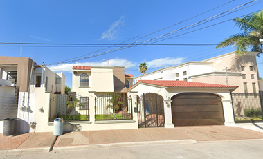 Espectacular Casa de 2 niveles sobre un amplio terreno con Alberca