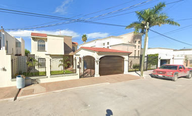 Espectacular Casa de 2 niveles sobre un amplio terreno con Alberca