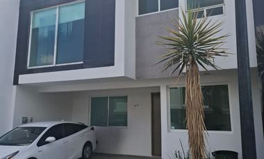 Casa en Lomas.de. Angelópolis,en renta con 5 recámaras. Una recámara en planta baja