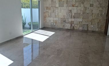 Casa en Lomas.de. Angelópolis,en renta con 5 recámaras. Una recámara en planta baja