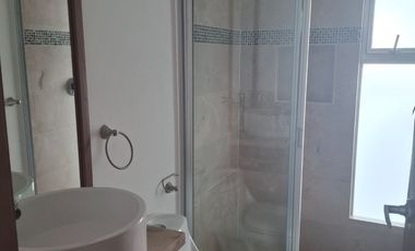 Casa en Lomas.de. Angelópolis,en renta con 5 recámaras. Una recámara en planta baja