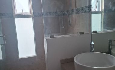 Casa en Lomas.de. Angelópolis,en renta con 5 recámaras. Una recámara en planta baja