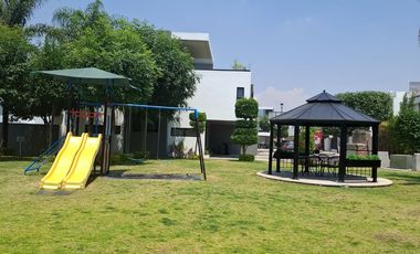 Casa en Lomas.de. Angelópolis,en renta con 5 recámaras. Una recámara en planta baja