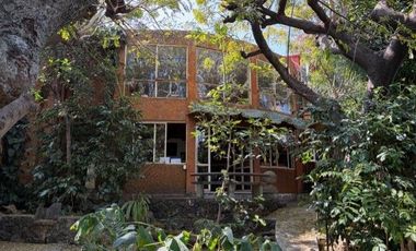Casa con taller de artista en Santa María Ahuacatitlan, Cuernavaca