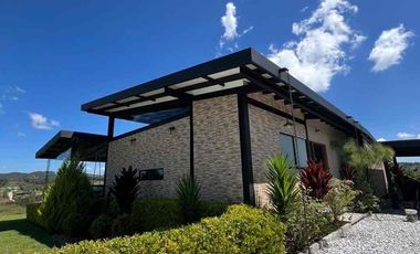 espectacular casa finca en venta en exclusiva y completa parcelacion en el retiro Antioquia.